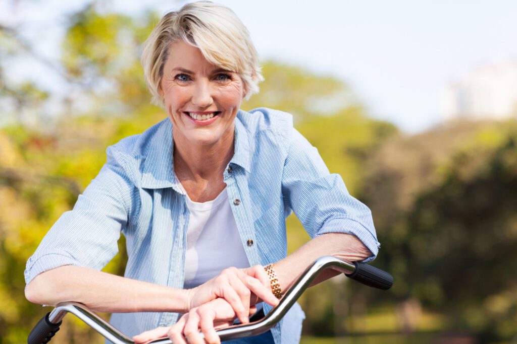 Frau in der Natur zur Unterstützung der Vitamin-D-Aufnahme mit Sanomotion STRENGTH