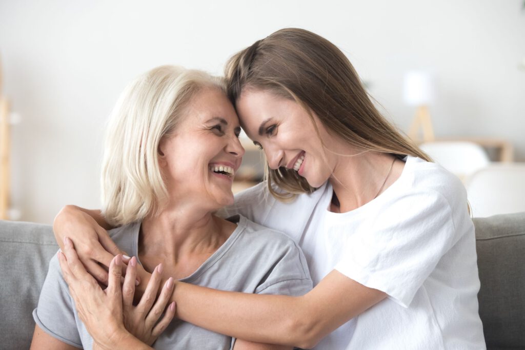 Junge und ältere Frau zur Veranschaulichung der Kollagenwirkung in verschiedenen Lebensphasen mit Sanomotion Radiance Boost