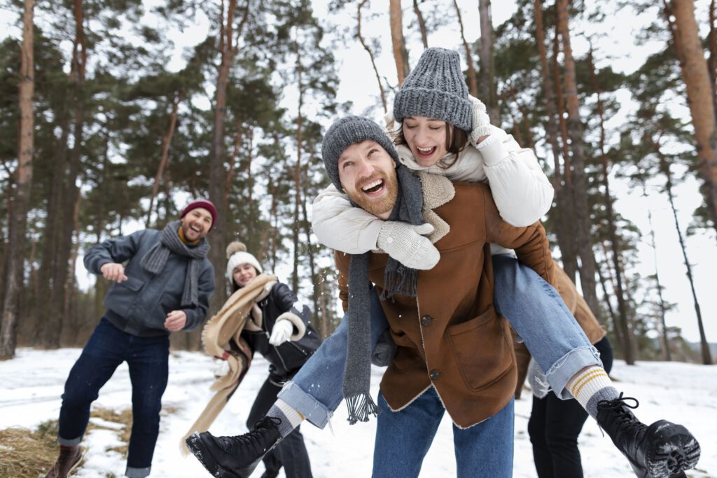 Paare im verschneiten Winter-Wald nach Einnahme von Sanomotion STRENGTH